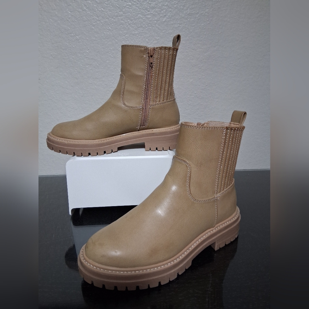 Time and Tru Women's Lug Chelsea Tan Brown Beige Memory Foam BOOT - Picture 2 of 6